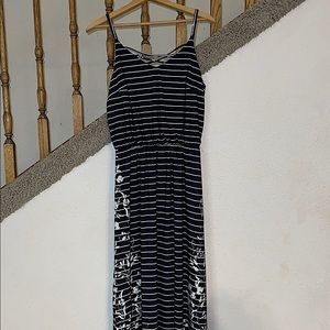 Very flattering summer dress.